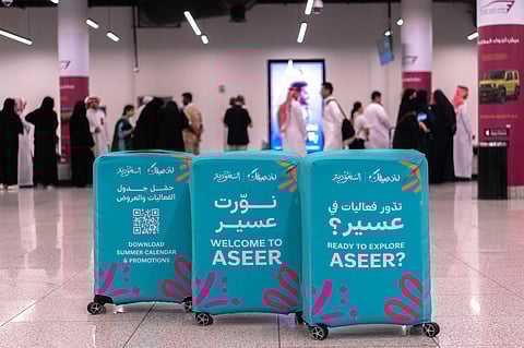 رحلة تبدأ من المطار.. حقائب "لوّن صيفك" تفتح أبواب التجارب السياحية