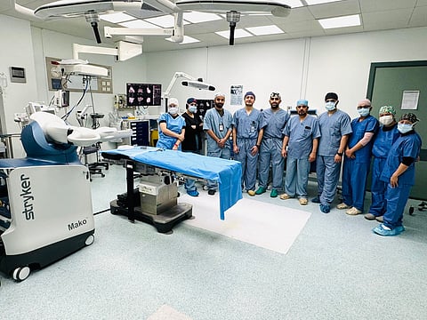 في إنجاز طبي جديد.. "سعود الطبية" تنجح في أولى عمليات استبدال المفاصل بتقنية الروبوت