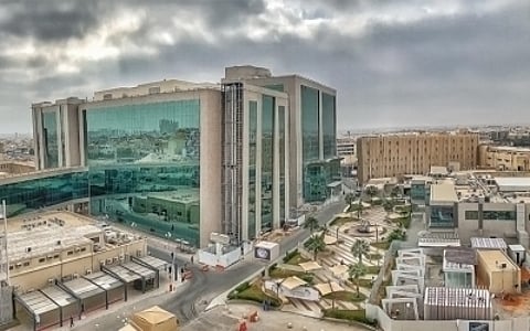 مدينة الملك سعود الطبية تبدأ إجراء عمليات استبدال المفاصل باستخدام الروبوت
