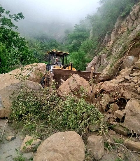 بلدية فيفاء تواصل فتح الطرق وإزالة الانهيارات الصخرية إثر الحالة المطرية