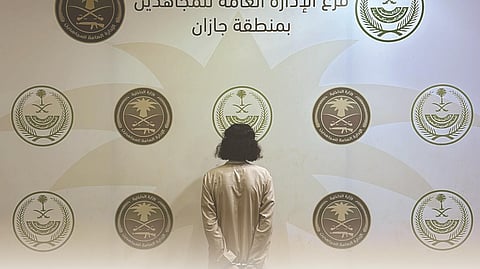 دوريات "المجاهدين" بجازان تقبض على مقيم نقل 5 مخالفين لنظام أمن الحدود