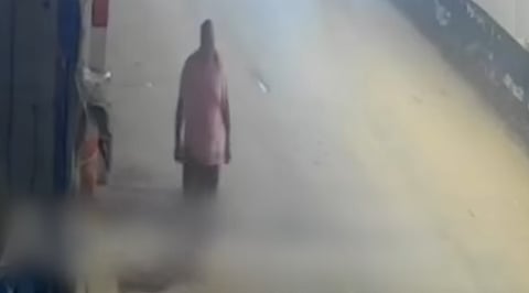طريق واحد.. فيديو يرصد مسير رجل إلى قبره عبر دربه المعتاد لصلاة الفجر