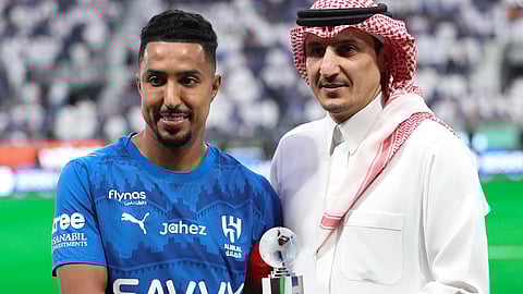 "التمياط" يسلم قائد الهلال "سالم الدوسري" جائزة أفضل لاعب سعودي للموسم الماضي