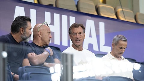 "رينارد" يراقب مواجهة الهلال والرياض