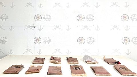 الأمن في عسير يوجّه ضربة مزدوجة لشبكات المخدرات: ضبط 5 كجم "قات" وإحباط تهريب 12 كجم "حشيش"