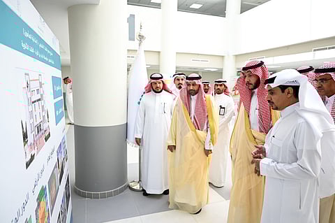 شارك الطلاب يومهم الأول .. محافظ الطائف يدشن انطلاقة العام الدراسي الجديد