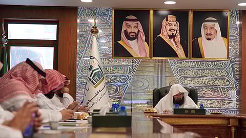 الرئيس العام لشؤون الحرمين عبدالرحمن السديس خلال ترؤسه الاجتماع
