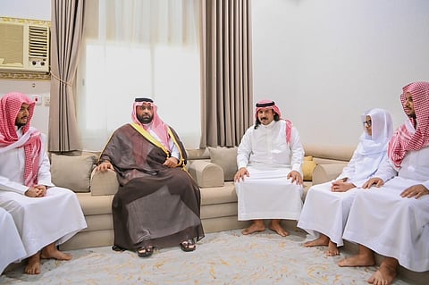 أمير جازان يعزي أسرة الفيفي بعد وفاته في حادثة تساقط صخور بفيفاء