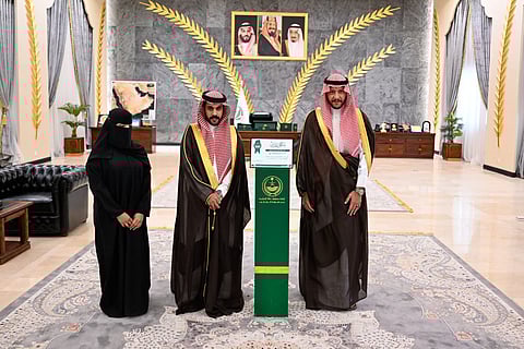 الأمير سعود بن نهار يستقبل مواطنًا وزوجته تبرعا بأعضائهما لإنقاذ زوجته الأخرى