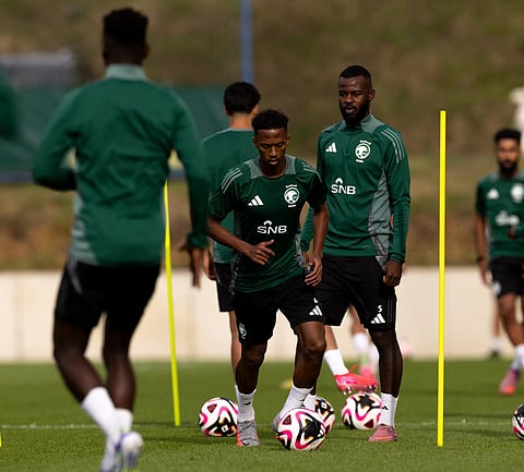 لاعبو المنتخب السعودي الأول لكرة القدم خلال التدريبات