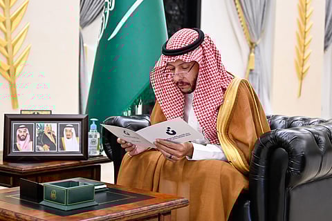 الأمير سعود بن نهار يتسلم التقرير نصف السنوي لبنك التنمية الاجتماعية بالطائف