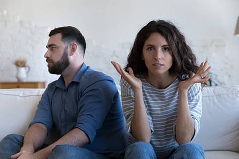 قبل اتهام الأزواج بتجاهل الحديث المتبادل.. العلم يفسر لماذا لا نسمع بعض الأصوات أحيانًا
