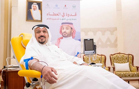 أمير القصيم يتبرع بالدم دعمًا للحملة الوطنية السنوية التي أطلقها ولي العهد