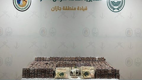 جازان.. حرس الحدود يُحبط تهريب 105 آلاف قرص و31.5 كجم حشيش بالدائر