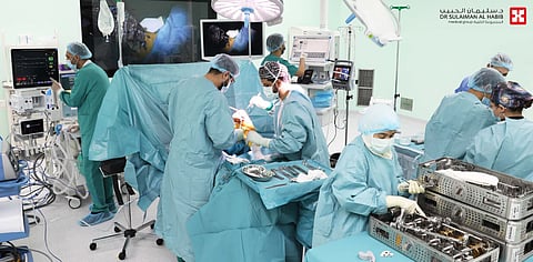 مستشفى الدكتور سليمان الحبيب بالقصيم يجري عملية استبدال مفصل ركبة ناجحة ويعيد القدرة على الحركة لـمسن