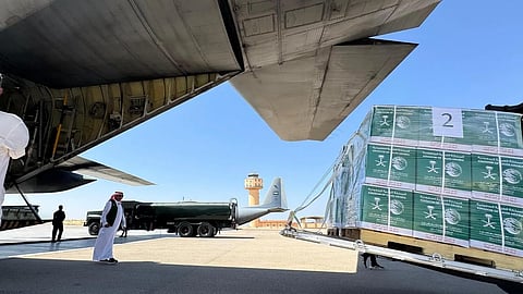السعودية تمدّ يد العون لغزة.. الطائرة الإغاثية الـ62 تهبط في العريش
