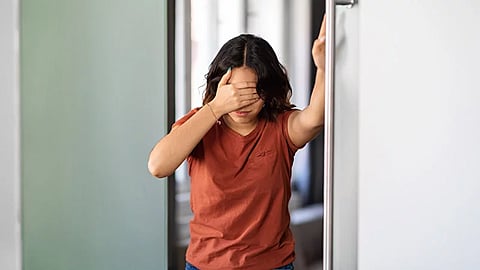 من شعور عابر إلى علامة خطر.. كيف تعرف أنواع "الدوخة" ومتى يجب طلب الطوارئ؟