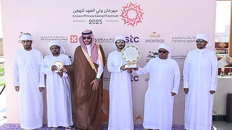 "سعود بن نهار" يتوّج الفائزين بكؤوس "اللقايا" في مهرجان ولي العهد للهجن