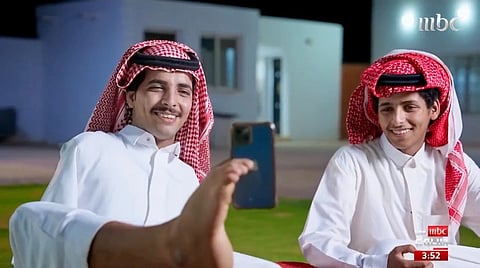 شاب من طبرجل يفقد يديه ويعيش حياته كاملة بقدميه متحديًا المستحيل