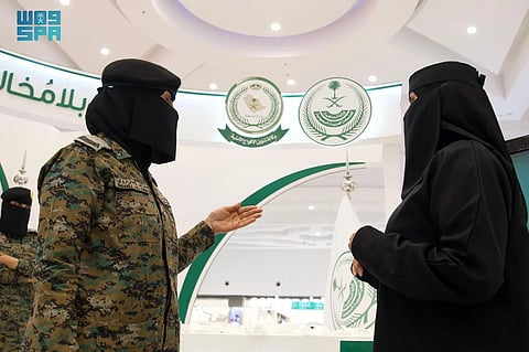"الأفواج الأمنية" تقيم معرضًا توعويًا لدعم حملة "وطن بلا مخالف" بجازان
