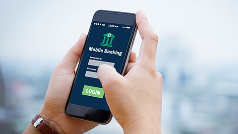 خبيرة أمن: نسيان تسجيل الخروج من تطبيقك المصرفي على الهاتف.. خطأ بسيط قد يكلفك الكثير من أموالك