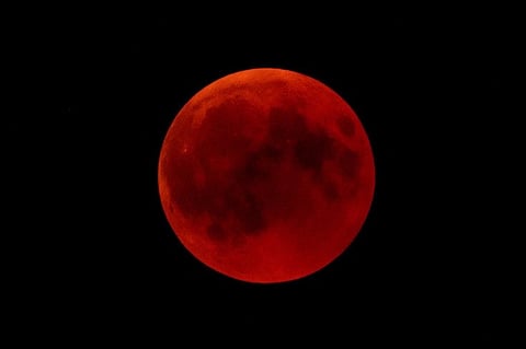 خسوف كلي للقمر يُشاهد في الدول العربية والإسلامية اليوم .. الخليوي: الخسوف القادم سيكون في 2028م