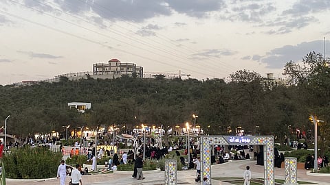غابة رغدان بالباحة تعج بالزوار وسط أجواء باردة