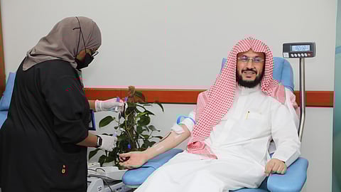 الأمين العام لهيئة كبار العلماء يشارك في حملة "اقتداء وعطاء"