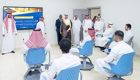 الأمير سعود بن طلال خلال زيارته كليات الأولى بالأحساء