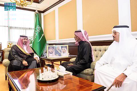 نائب أمير تبوك يستقبل المواطن حمود الحويطي المتنازل عن قاتل شقيقه لوجه الله تعالى