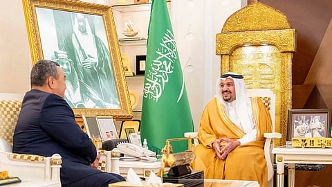 أمير القصيم يحوّل كرنفال التمور إلى جسر ثقافي عالمي.. ومنظمة شنغهاي تكرّمه بميدالية الإنجاز