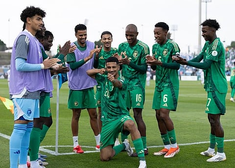 من أمام شقيقه اليمني .. الأخضر السعودي يتوج بكأس الخليج