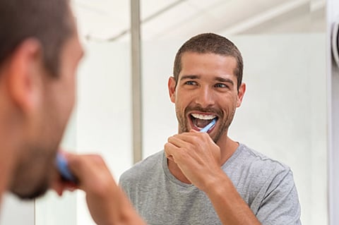 من التنظيف بقوة إلى الفرشاة القديمة.. خبراء يحذرون من 5 أخطاء شائعة عند تنظيف الأسنان