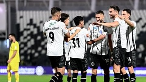 جانب من فرحة لاعبي الشباب بتسجيل هدف الفوز في مرمى الحزم