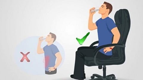 دراسة أمريكية: شرب الماء وقوفًا قد يضر الهضم والقلب