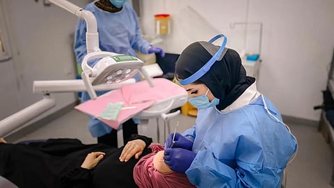 مركز الملك سلمان للإغاثة يوزع آلاف السلال الغذائية ويقدم خدمات صحية وتعليمية في عدة دول
