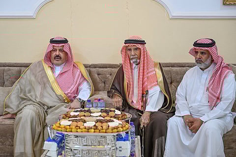 أمير حائل ونائبه يقدّمان العزاء لأسرة الكتفاء في وفاة سطام وأبنائه