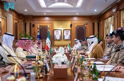 الأمير عبدالعزيز بن سعود يعقد جلسة مباحثات رسمية مع وزير الداخلية الكويتي لتعزيز التعاون الأمني