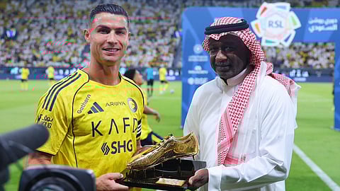 تاريخيٌ يُسلِّم تاريخيّ .. ماجد عبدالله يسلم كريستيانو رونالدو جائزة الحذاء الذهبي لموسم 2024-2025