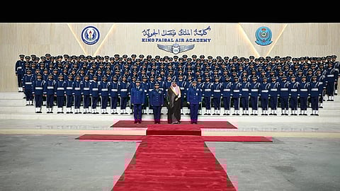 نائب وزير الدفاع يرعى حفل تخريج الدورة 106 بكلية الملك فيصل الجوية