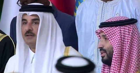 شاهد .. حديث ودي يجمع ولي العهد مع أمير قطر قبيل انطلاق القمة العربية الإسلامية في الدوحة