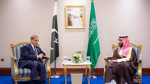 ولي العهد يستعرض تطورات أوضاع المنطقة مع رئيس وزراء باكستان