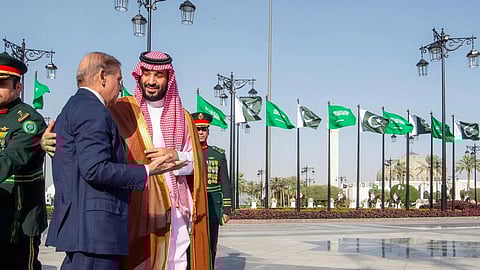 الأمير محمد بن سلمان خلال استقباله محمد شهباز شريف رئيس وزراء باكستان