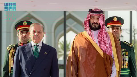 بيان مشترك بعد زيارة رئيس وزراء باكستان.. السعودية وإسلام آباد توقعان اتفاقية الدفاع الإستراتيجي