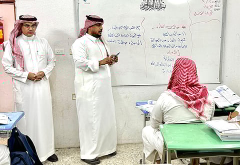 للاطلاع على سير العملية التعليمية.. مدير عام تعليم الطائف يزور مدرسة البيهقي الثانوية