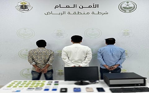 شرطة الرياض تطيح بوافدين أنشؤوا منصات وهمية للاحتيال عبر خدمات إلكترونية .. بيع سيارات وتأشيرات