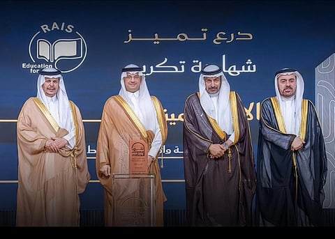 محافظ الأحساء يكرم مدارس "رواد الخليج" على دعم الرؤية