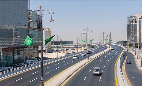 الخبر .. تركيب أعلام الوطن ومجسمات جمالية و15 فعالية احتفاءً باليوم الوطني
