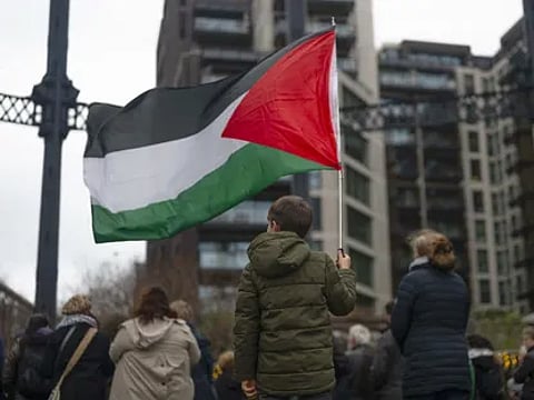 رفع علم فلسطين فوق مبنى سفارتها في لندن بحضور وزير الدولة البريطاني والسفراء