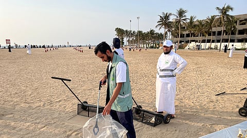 "بيئة جدة" تشارك في تنظيف واجهة روشن البحرية وتعزز الوعي البيئي